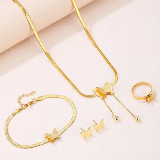 Set di quattro pezzi composto da collana e orecchini con pendente a farfalla in acciaio inossidabile dorato, bracciale e anello