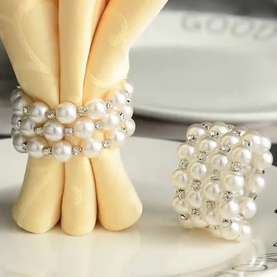 Portatovagliolo rotondo bianco con perline fatto a mano per la decorazione di nozze, la casa e l'uso quotidiano