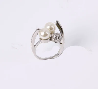 Anello di bigiotteria dal design speciale con perla e strass
