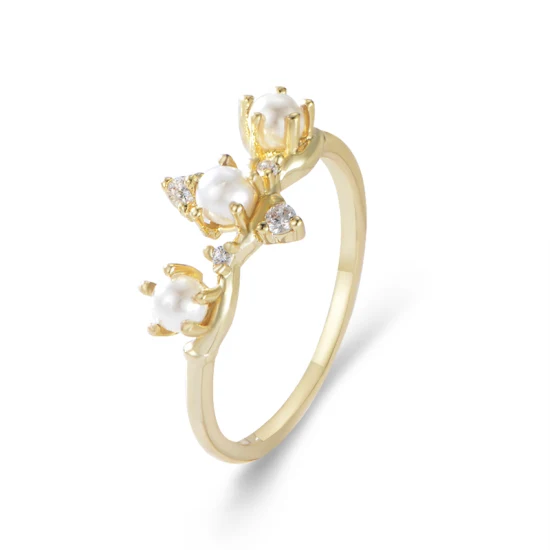 Anello lucido unico ed elegante con vere perle artificiali femminili placcate in oro incastonate a griffe